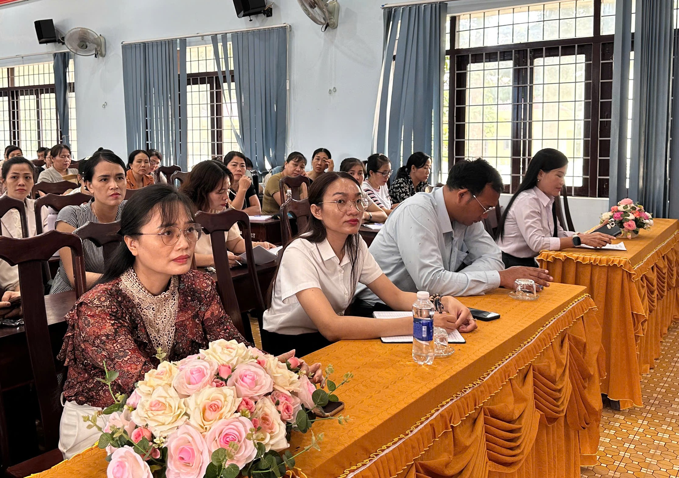 Các đồng chí lãnh đạo đại diện cho Thường trực Đảng ủy và các Ban, ngành của xã tham gia buổi khai mạc